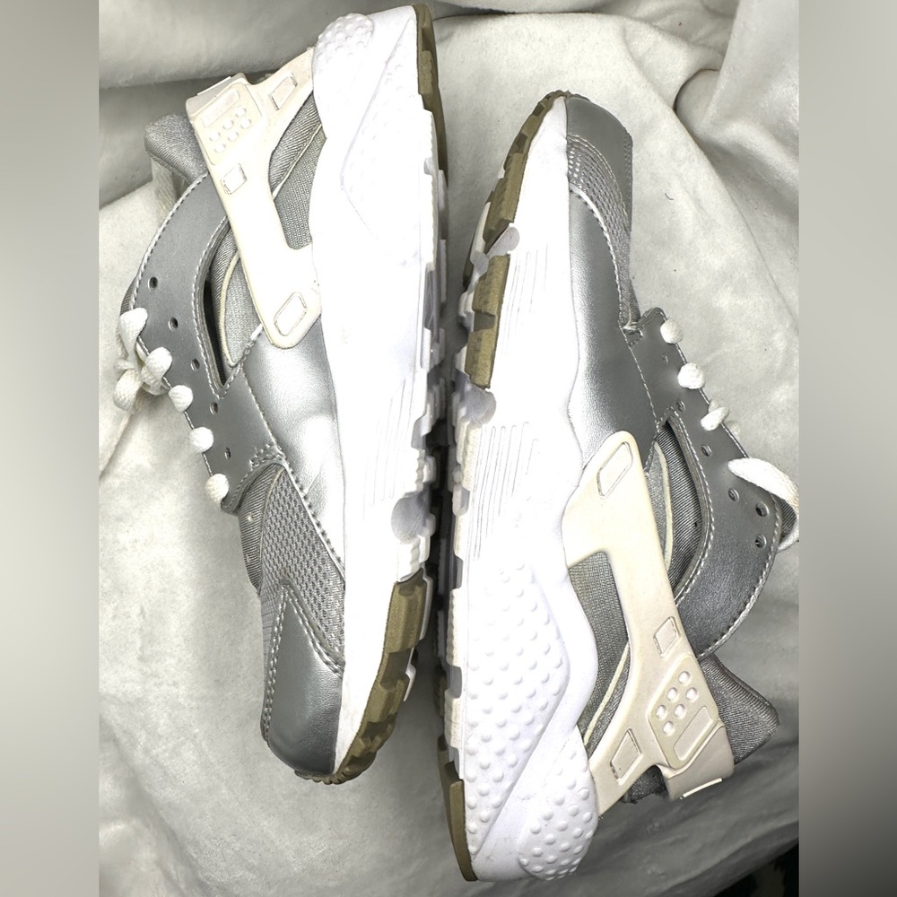 Nike Air Huarache Metallic Silver. Unisex Youth Running Sneakers Shoes Size-4.5Y
